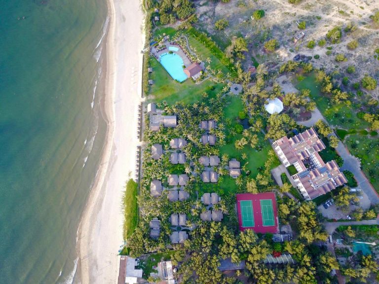 Đây là một trong những khu nghỉ dưỡng hiếm hoi tại khu vực này sở hữu vị trí đẹp bên vịnh Mũi Né và có tầm nhìn trực diện tới Hòn Lao hoang sơ xinh đẹp.