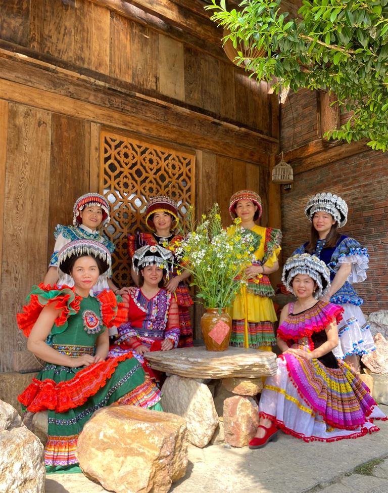 Du khách có cơ hội thuê đa dạng trang phục chụp ảnh của dân tộc Thái, Tày, Mông, trang phục Mông Cổ, Cổ trang,... 