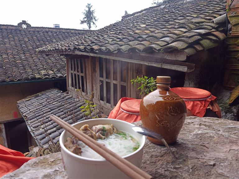 Du khách sẽ được thưởng thức các bữa ăn dân giã, với nhiều món ăn đặc sản Hà Giang độc đáo. 
