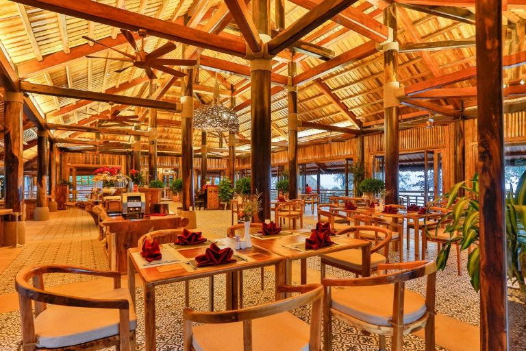 Nhà hàng Tree House có cái tên như vậy bởi Ocean Bay Resort  thiết kế và dựng lên nhà hàng này bằng tất cả là chất liệu gỗ đỏ đậm mang đến cảm giác ấm áp và view đẹp. (nguồn: oceanbayphuquoc)