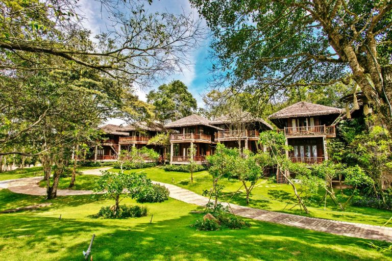 Ocean Bay Resort & Spa Phú Quốc có một khuôn viên rất rộng được trải cỏ tự nhiên xanh mát mang đến cho du khách không gian nghỉ ngơi cực yên bình và thư giãn. (Nguồn ảnh: Booking.com)
