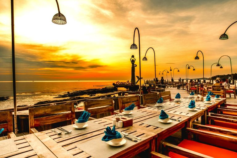 Thiết kế tích hợp giữa nhà hàng và quầy bar của Ocean Grill mang đến cho du khách 1 chỗ dừng chân cực đẹp để ngắm cảnh hoàng hôn xuống. (nguồn: oceanbayphuquoc)