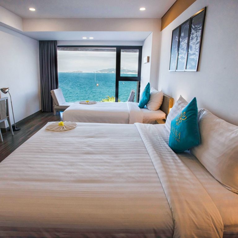 Bên cạnh khu vực giường ngủ, còn có một bộ sofa 2 chỗ ngồi, phục vụ du khách ngắm cảnh biển từ ô cửa kính cỡ đại.