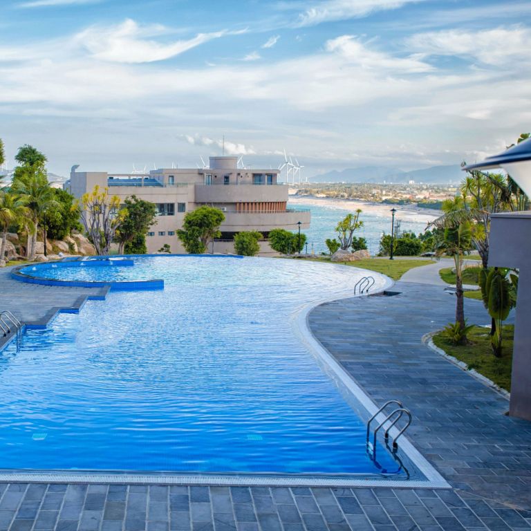 Một địa điểm check in cực chill mà bạn nên thêm vào danh sách khi tới nghỉ dưỡng tại Ohana Resort Bình Định chính là bể bơi sang chảnh.