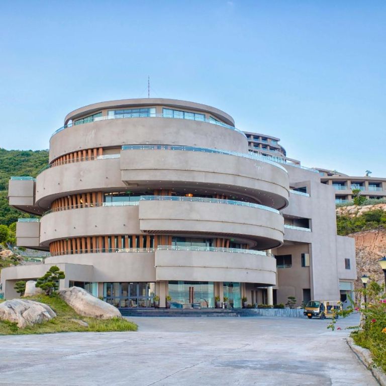 Ohana Resort Bình Định có các tòa nhà nghỉ dưỡng có thiếu kế bo tròn với hệ thống lan can kính độc đáo.