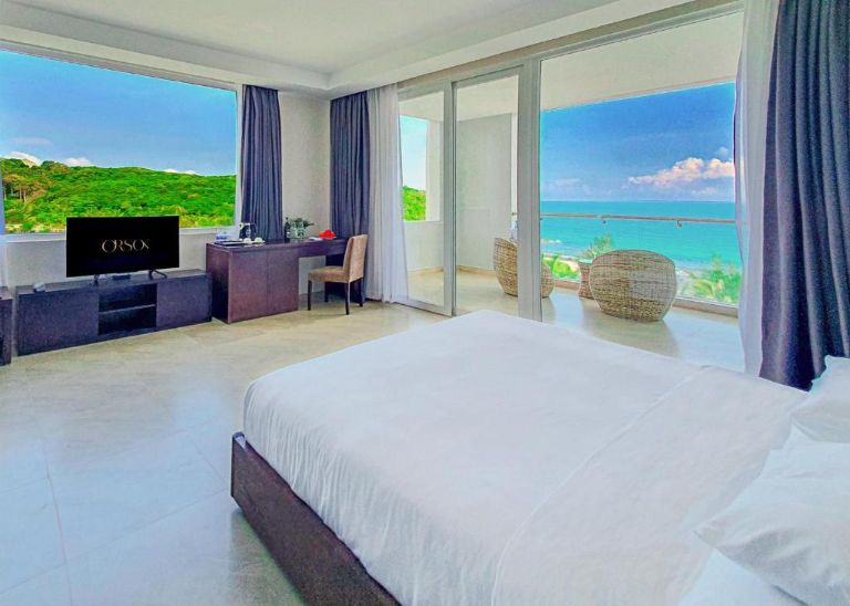 Từ Phòng thương gia tại Orson Hotel & Resort, bạn có thể dễ dàng tận hưởng cảnh nhìn đẹp trải rộng từ đỉnh Núi Chúa đến bãi biển riêng của khu nghỉ dưỡng.