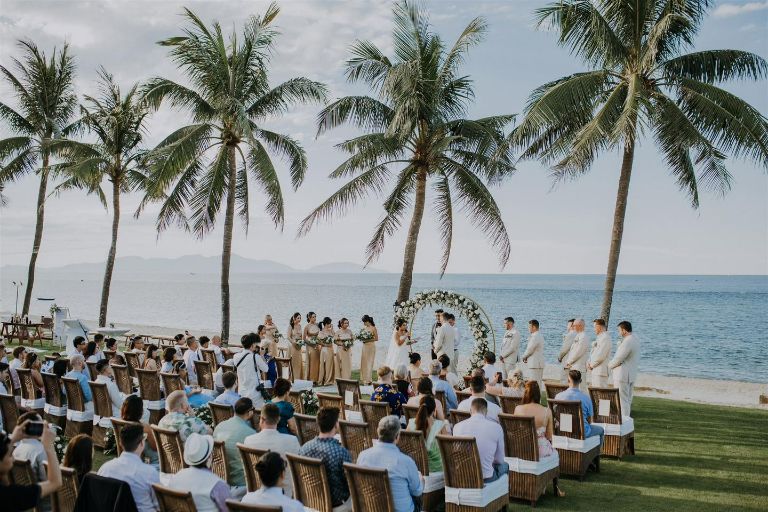Dịch vụ tổ chức tiệc cưới trọn gói ngoài trời bên bãi biển của Palm Garden Resort phù hợp cho đoàn khách từ 30 - 50 người tham gia với mức giá vô cùng ưu đãi chỉ có trong tháng 7 này. (Nguồn ảnh: booking.com)