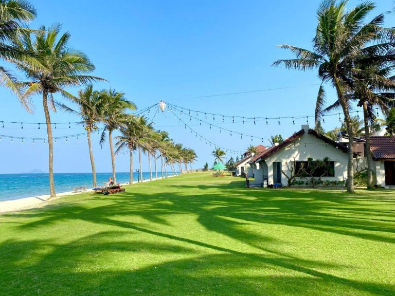 Palm Garden Resort Hội An có khu khuôn viên rất rộng được trải cỏ xanh tự nhiên và có rất nhiều cây cối mang đến 1 chỗ nghỉ trong xanh mà rất mát mẻ. 