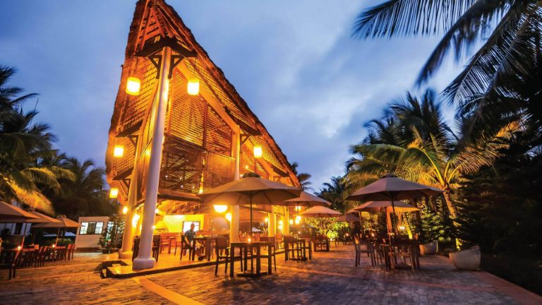 Colibri Beach Restaurant là nhà hàng rất rộng với sức chứa cùng lúc lên đến 250 du khách ăn uống tại nhà hàng. 