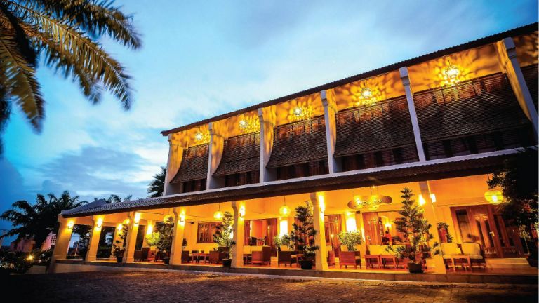 Nhàng hàng của Palm Garden Resort này được bài trí theo phong cách của nhà sàn mang vẻ đẹp cổ kính của Hội An. 