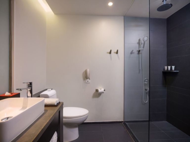 Hạng phòng Classic có khu vực nhà vệ sinh khép kín với lavabo hiện đại, bồn tắm kính (nguồn: booking.com)