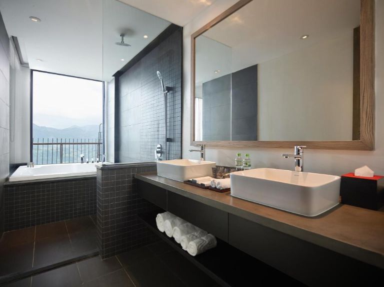 Hạng phòng Premium Deluxe sở hữu nhà tắm riêng với bồn tắm spa cực chill (nguồn: booking.com) 
