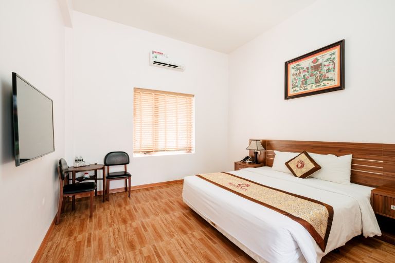 Phòng nghỉ này có giường King size, đảm bảo mang lại sự thoải mái cho từ 2 đến 4 người lớn, với diện tích khoảng 25m2.
