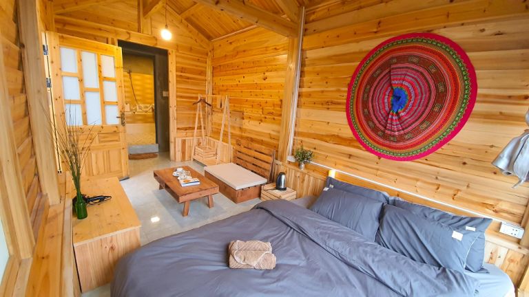 Phòng ngủ tại Pơ Mu Homestay Tà Xùa được xây dựng hoàn toàn từ gỗ pơ mu với tông màu vàng sáng đặc trưng 