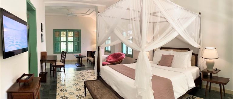 Phòng Junior Suites tại Poulo Condor Boutique Resort được thiết kế dưới dạng một căn hộ liền kề với diện tích khoảng 83 mét vuông.