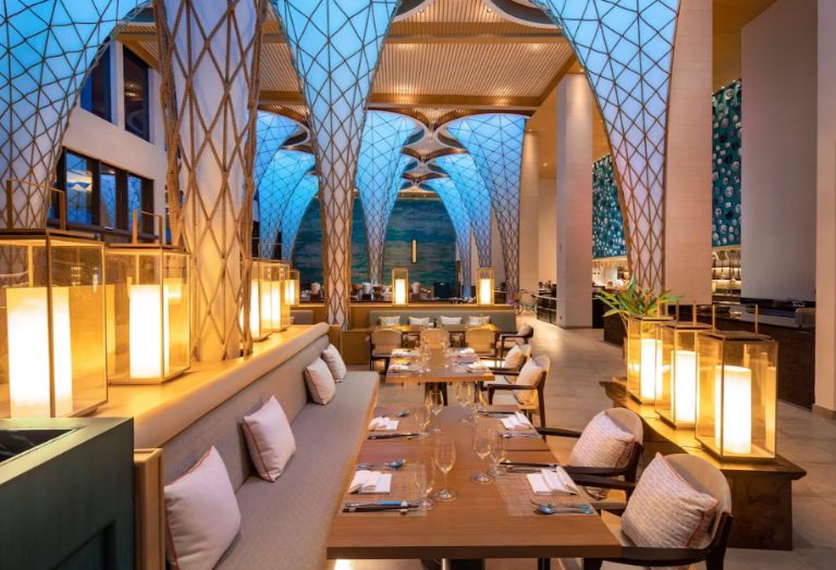 Hệ thống nhà hàng tại Radisson Blu Resort Cam Ranh có không gian rroonjg rãi, sáng sủa vơi các chi tiết trang trí tinh tế. (nguồn: booking.com)
