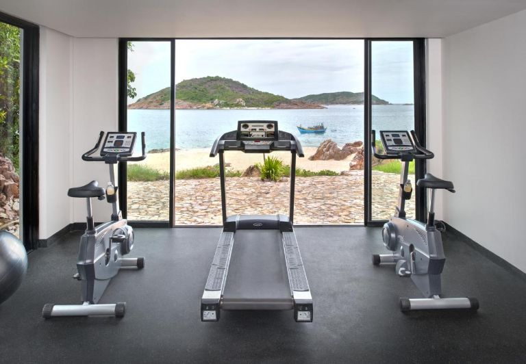 Muốn rèn luyện sức khỏe, nâng cao thể lực, bạn có thể đến ngay phòng gym của Avani Resort.