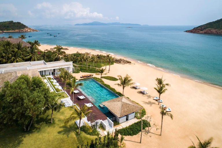 Bể bơi ngoài trời là dịch vụ tiện ích được cả người lớn và trẻ nhỏ ưa thích khi đến nghỉ dưỡng tại resort 5 sao Bình Định này.