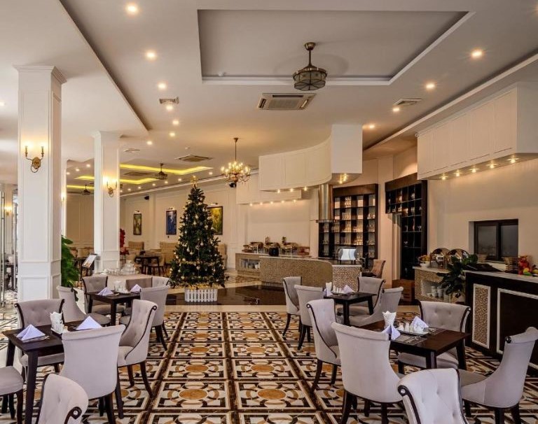 Nhà hàng được trang trí theo phong cách hoàng gia, với hệ thống đèn vàng nhằm tạo cảm giác ấm cúng, gần gũi.