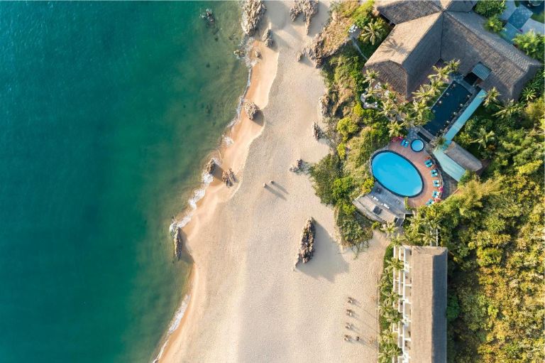 Avani Resort nằm ngay bên cạnh bãi Dài, sở hữu một bãi biển riêng tư.