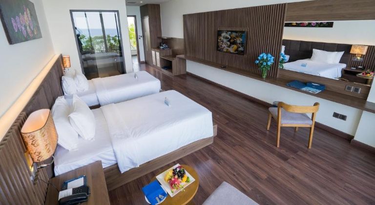 Không gian phòng nghỉ của Rosa Alba resort 5 sao Phú Yên vô cùng sang trọng và tiện nghi với 2 tông màu trắng và nâu trầm làm chủ đạo.