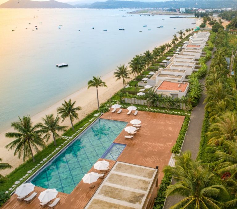 Tất cả các tòa biệt thự nghỉ dưỡng của Resort Quê Tôi Phú Yên đều được sắp xếp ngay ngắn dọc bờ biển.
