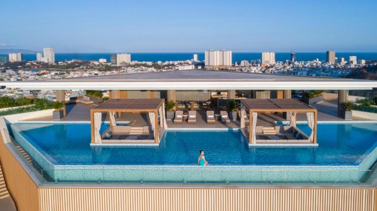 Fushion Suite Resort Vũng Tàu sở hữu 8 bể bơi tại các tầng và 1 bể bơi vô cực trên tầng thượng (nguồn: booking.com)