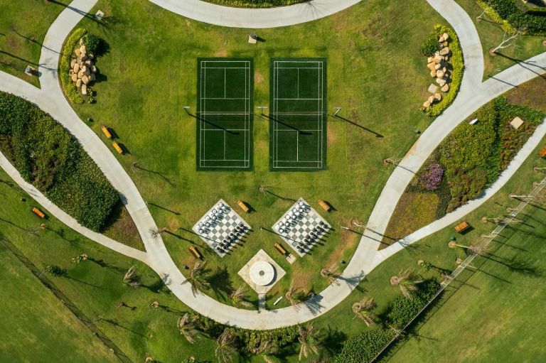 Công viên Parkland của Holiday Inn Resort được thiết kế ấn tượng với ô bàn cờ vua khổng lồ (nguồn: booking.com)