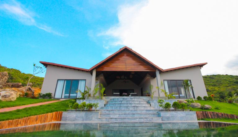 Vunam Resort mang tới cả những căn biệt thự sang trọng và cả bungalow truyền thống nhằm thỏa mãn nhu cầu đa dạng của mọi khách hàng.