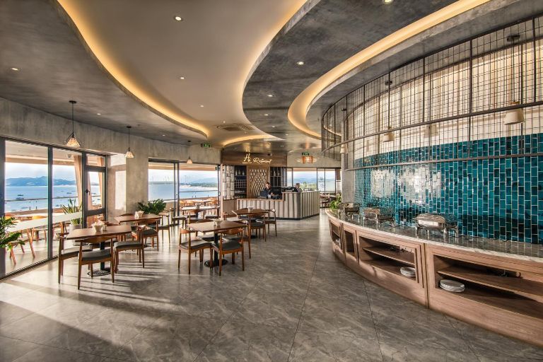 Nhà hàng Ohana Resort cũng được thiết kế theo dáng vòm với phong cách châu Âu cực kỳ sang trọng.