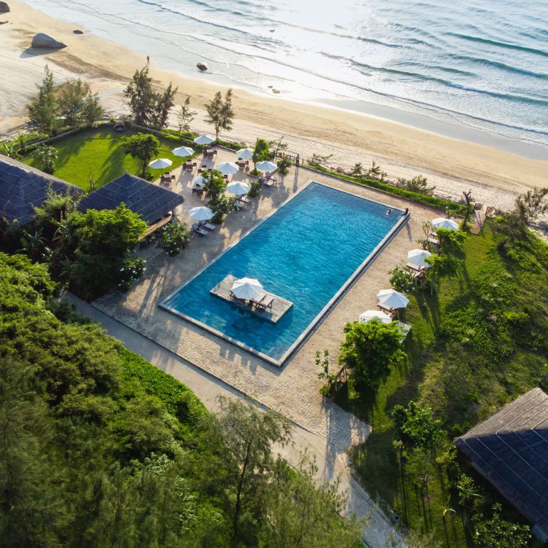 View hồ bơi hướng biển đỉnh như này bạn nhất định phải thử qua khi đến nghỉ dưỡng tại resort Bình Định này nhé.