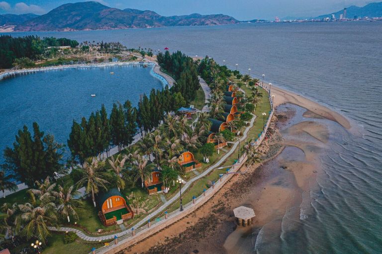 Seagate Bungalow đem tới các phòng nghỉ sở hữu 2 view đỉnh đến biển và hồ nước xanh mát.