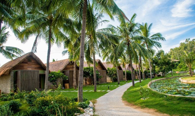 Các phòng nghỉ bungalow sở hữu 2 view siêu đỉnh, một nhìn ra khu vườn xanh mát và một nhìn ra bãi biển thơ mộng.