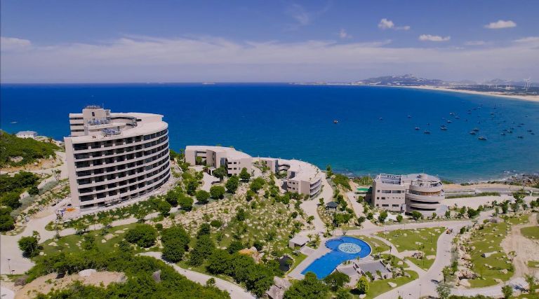 Top 10 Resort Bình Định view biển đẹp, thiết kế sang trọng, đa dạng dịch vụ tiện ích.