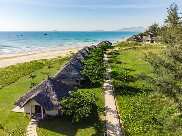 Crown Retreat được biết đến là khu resort Bình Định với những căn bungalow hiện đại nằm dọc ven biển.