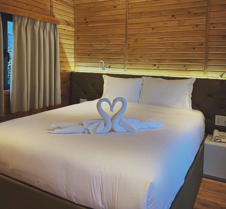 Không gian phòng ngủ đầy ấm cúng với những bức tường được ốp 100% gỗ ép.