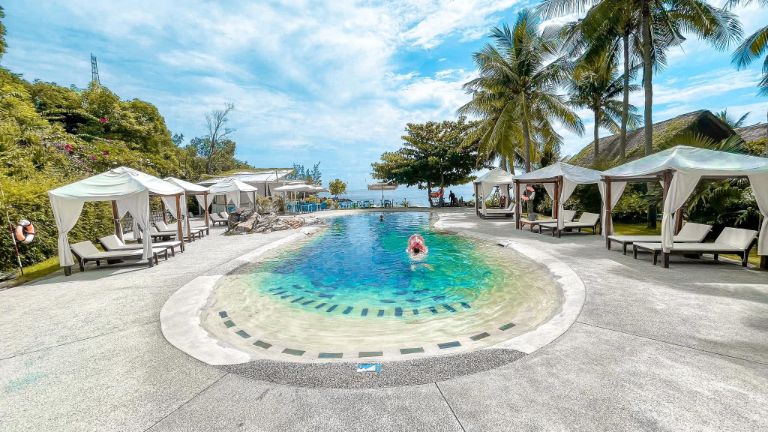 Thật khó để tìm thấy một căn resort Bình Định nào có thiết kế bể bơi theo kiểu bãi biển thu nhỏ nhân tạo giống Casa Marina Resort.