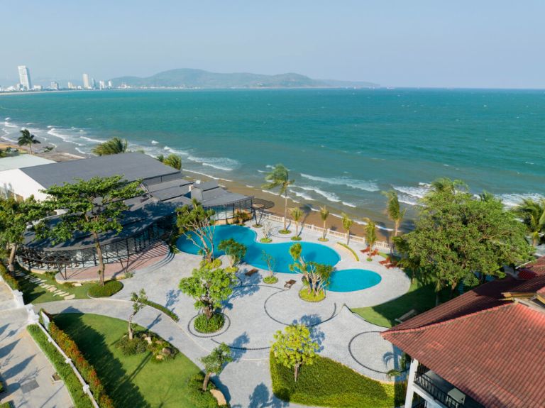 View hồ bơi hướng biển sẽ là góc check in mà bạn khó lòng bỏ lỡ khi đến lưu trú tại resort Bình Định này.