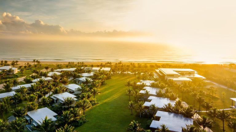 Hãy đến và thưởng thức view mặt trời mọc trên biển siêu chill ngay tại resort Bình Định này.
