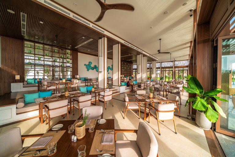 Nhà hàng vị nằm ngay khu vực trung tâm của resort, nổi bật với tông màu nâu ấm cúng, sang trọng.