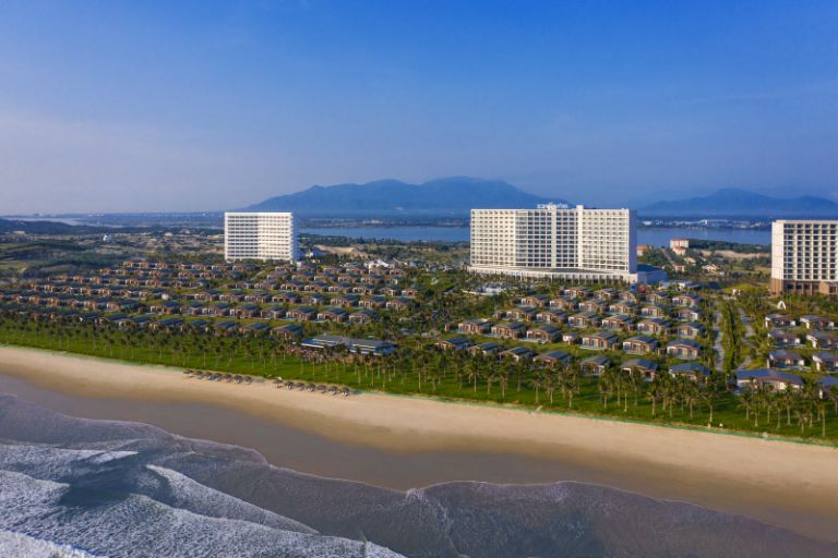 Khu resort này sở hữu đường bờ biển dài 800m, thuận tiện cho các hoạt động trải nghiệm. (nguồn: facebook,com)