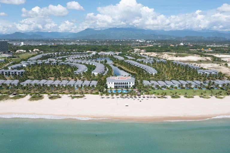 Meliá Vinpearl Cam Ranh Beach Resort hiện lên như một ốc đảo xanh bên Vịnh Cam Ranh. (nguồn: booking.com)