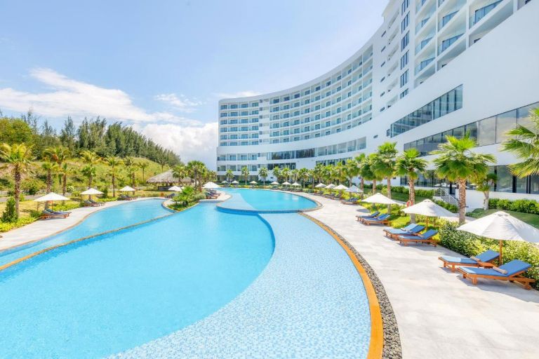 Selectum Noa Resort Cam Ranh có không gian thoáng đãng, với view nhìn bao quát bãi biển. (nguồn: facebook.com)