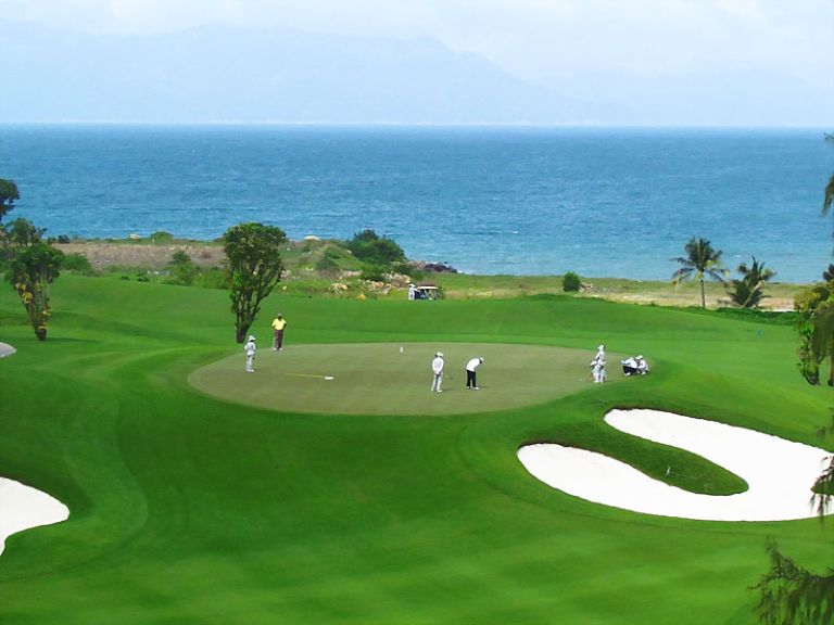 Sân golf FLC Luxury Resort Quy Nhon là một trong top 3 sân golf đẹp nhất Đông Nam Á(nguồn: booking.com)