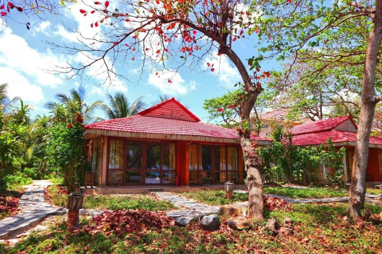 Tân Sơn Nhất Côn Đảo Resort được thiết kế dựa trên ý tưởng khu vườn sinh thái, tạo ra không gian xanh mát và thân thiện với môi trường.