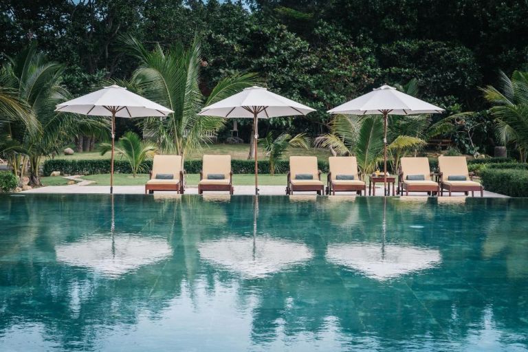 Tất cả các biệt thự và suite tại resort đều được trang bị hồ bơi riêng và mang đến tầm nhìn tuyệt đẹp về khu vườn nhiệt đới xanh tươi.