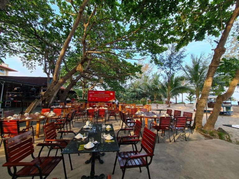 Khu vực nhà hàng riêng của resort Côn Sơn nổi tiếng này cũng có khu vực trong nhà và ngoài trời để du khách có thể thoải mái lựa chọn.