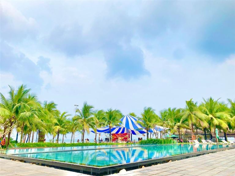 Dựa vào thời gian hoạt động Resort được chia thành 3 loại là resort quanh năm, resort mùa hè và resort mùa đông. 