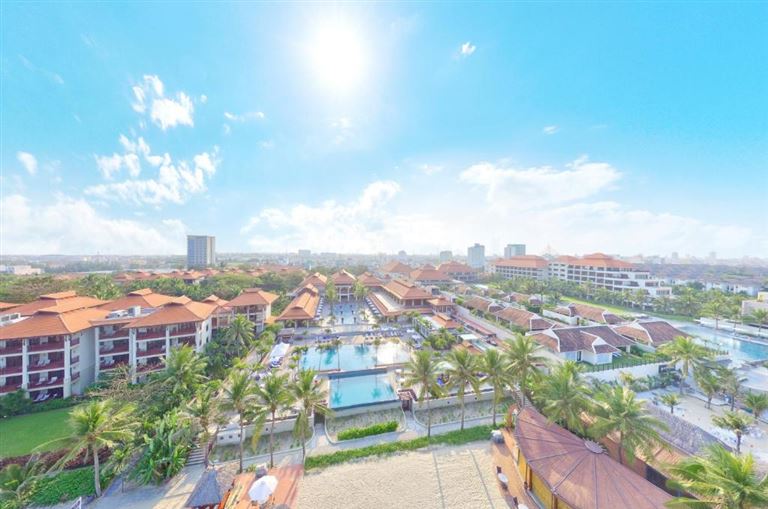 Việt Nam hiện nay phát triển khá mạnh mẽ loại hình lưu trú resort với chất lượng tốt, đạt chuẩn quốc tế. 
