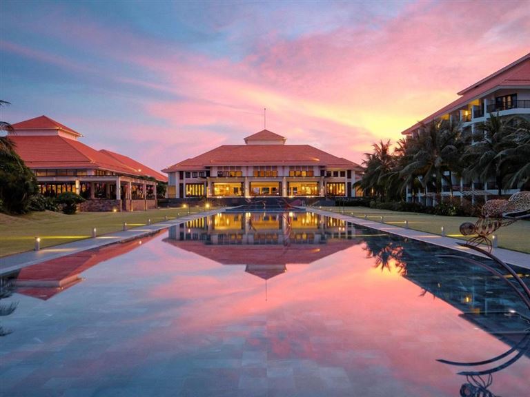 Resort Đà Nẵng được đông đảo khách du lịch trong và ngoài nước đánh giá cao bởi phong cách thiết kế đẹp, view hướng biển, không gian thoáng đãng.